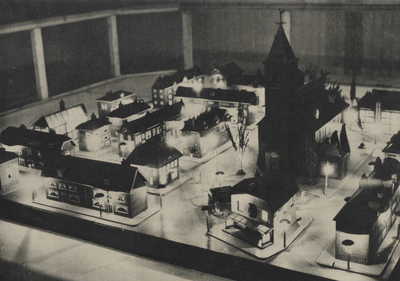 300297 Afbeelding van een maquette met een kerk en een aantal huizen, op de Luchtbeschermingstentoonstelling 'Lubetu' ...
